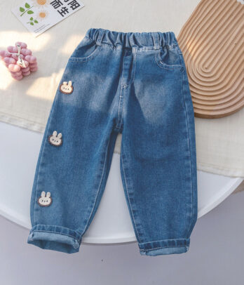 Pantalon en jean foncé à petits lapins