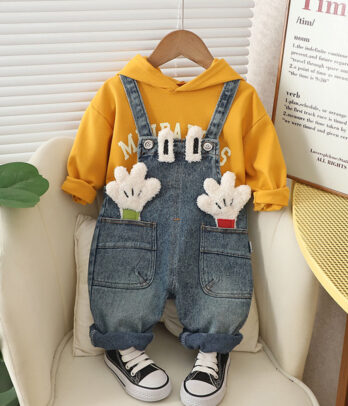 salopette dinosaure en jean avec pull jaune