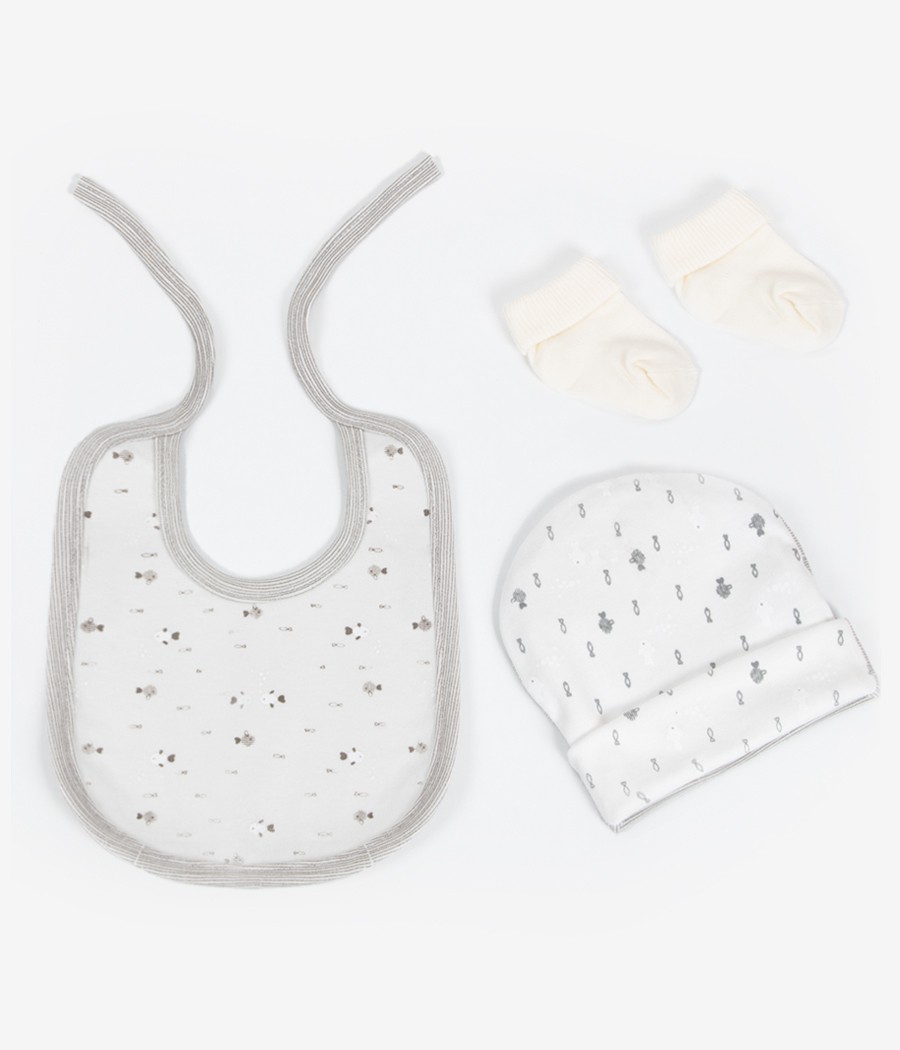 pd2f_0009_Group 23 copy Set bonnet chaussettes avec bavoir unisexe – Image 1