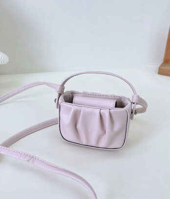 Petit sac à main à bandoulière porté épaule rose