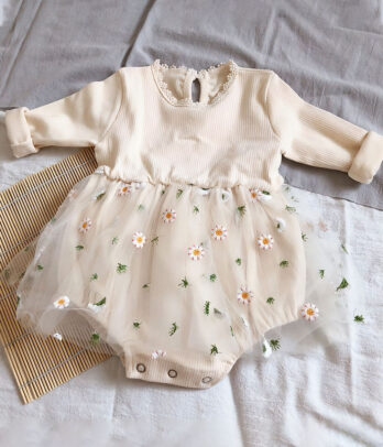 Barboteuse beige doté d'un tutu brodé