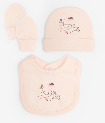 Set bébé composé d'un bonnet, de moufles et d'un bavoir de couleur Saumon