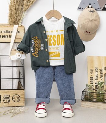 Chemise vert bouteille avec jean clair et t shirt