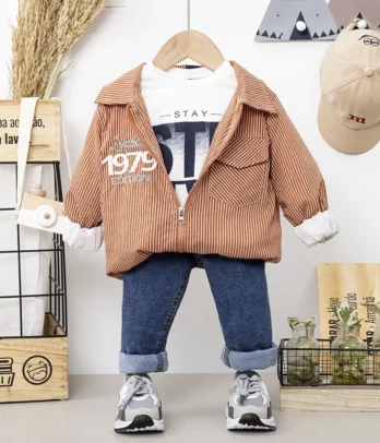 Blouson léger couleur brique à rayures avec T-shirt et jean
