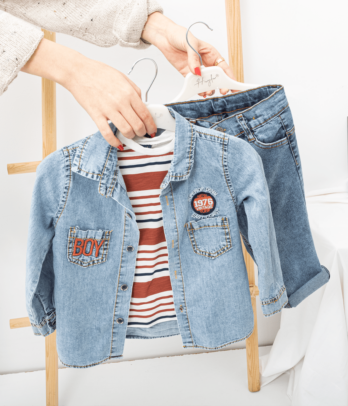 Ensemble 3 pièces chemise en jean, t-shirt et jean