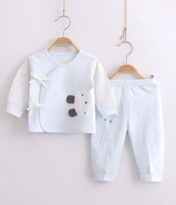 Ensemble bébé en bleu pastel
