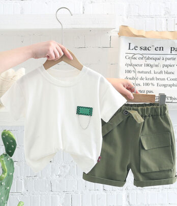 Ensemble deux pièces haut blanc et short vert militaire