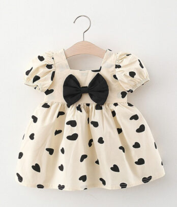 Robe beige claire à cœurs noirs