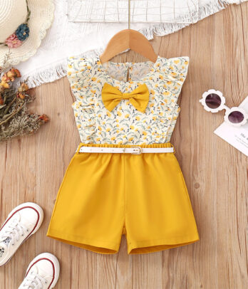 Ensemble chemisier fleuri et short jaune
