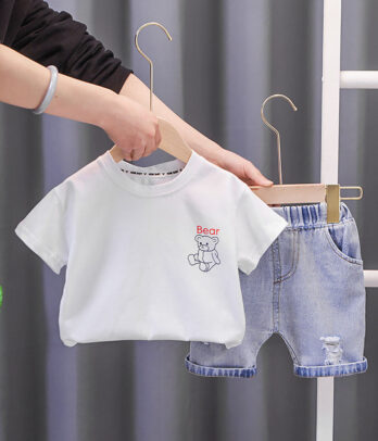 Ensemble de T-shirt blanc et short en jean unisexe