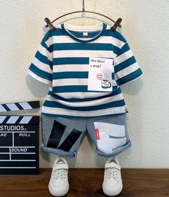 T-shirt à rayures vert et short jean pour garçon