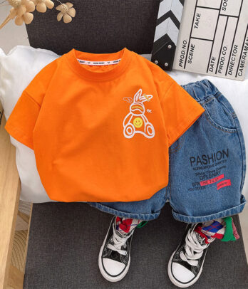 Ensemble t-shirt orange et short jean pour garçon