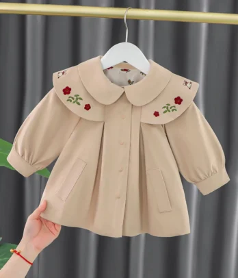 Robe beige élégante à col Claudine brodé de fleurs rouges, manches longues plissées et boutons sur le devant pour un look chic et intemporel.