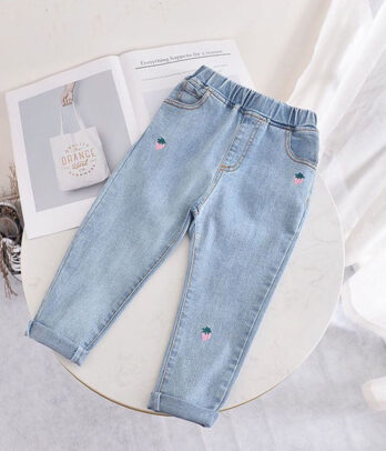 Pantalon en jean clair brodé de fraises