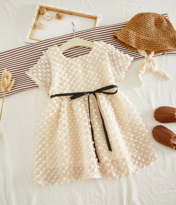 Robe coréenne de couleur beige à manches courtes