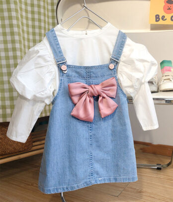 Robe Salopette en jean et chemise blanche