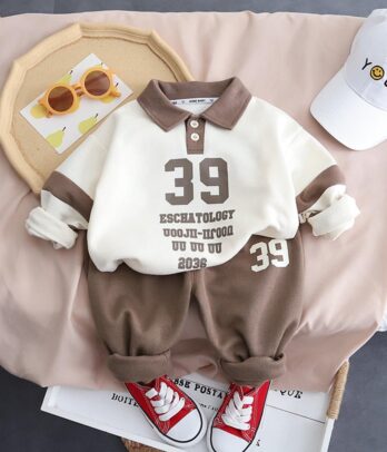 Ensemble sportswear aux couleurs automnales pour garçons
