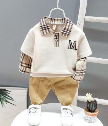 Ensemble deux pièces beige, pull polo à carreaux et pantalon