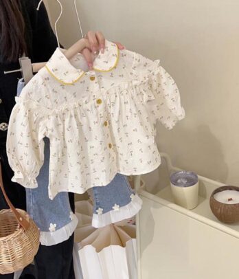 Chemisier fleuri et pantalon jean pour fille