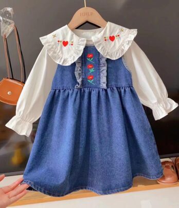 Robe en jean et chemise blanche
