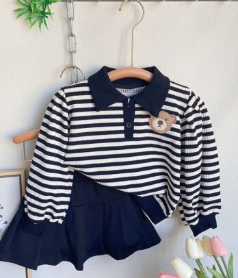Ensemble noir pull à rayures et jupe mini