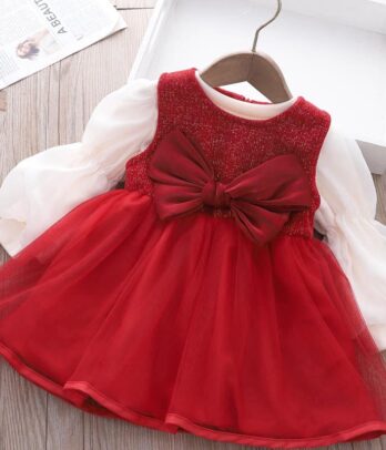 Robe rouge et pull manches bouffantes