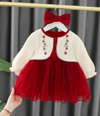 Robe rouge haut cardigan blanc coller