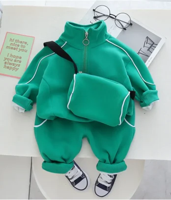 Ensemble 3 pièces vert pastel pour garçon avec sacoche assortie, bandes blanches décoratives et tissu doux, idéal pour les sorties ou les occasions.