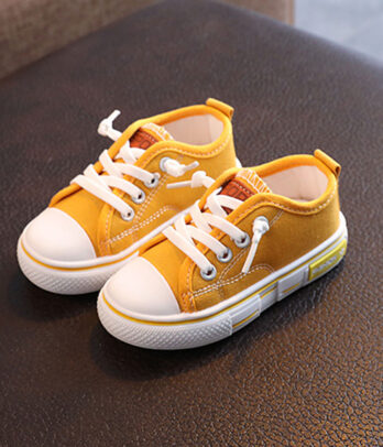Converse décontractée de couleur jaune
