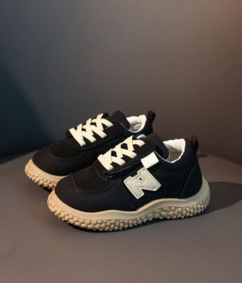 Chaussures noires simples et tendances