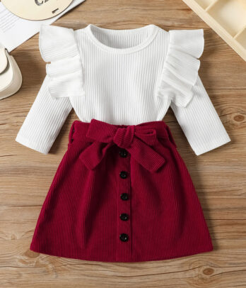 Ensemble deux pièces jupe rouge et pull blanc
