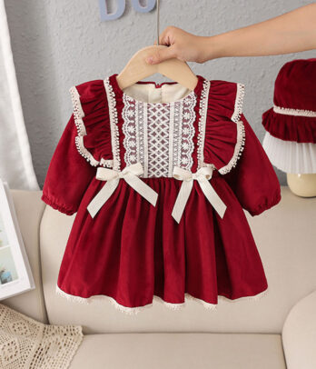 Robe rouge aux détails blancs