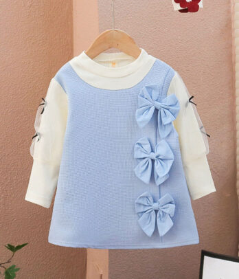 Robe bleu ciel à trois petits nœuds