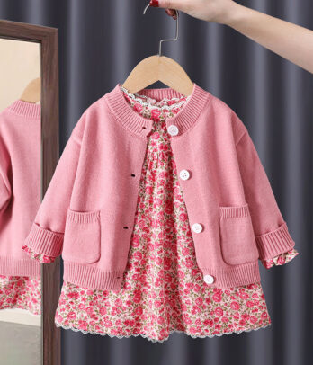 Robe à fleurs et gilet rose