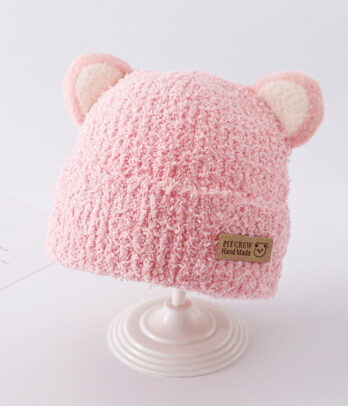 Bonnet rose en peluche tricotée