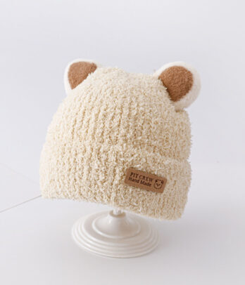 Bonnet blanc cassé en peluche tricotée