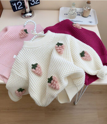Pull charlotte aux fraises de couleur blanche