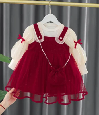 Adorable robe rouge en velours avec tulle et pull blanc à manches bouffantes, pour un look de princesse doux, élégant et irrésistible.