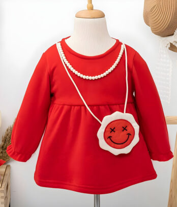 Robe rouge avec col en perles