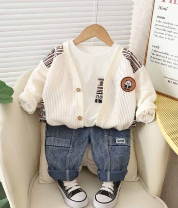 Ensemble de cardigan blanc et pantalon en jean pour bébés