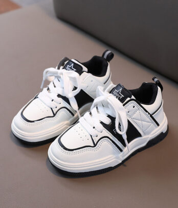 Chaussures de sport blanches aux détails noirs 