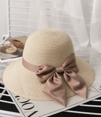Chapeau de plage en paille avec ruban fleuri satiné