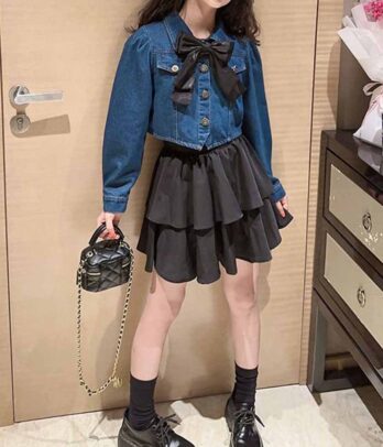 Ensemble de jupe noire à volants et chemise en jean