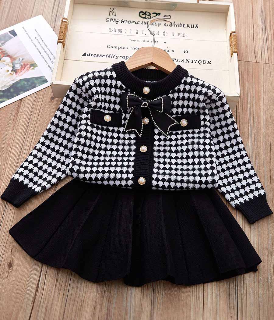 3_0214_Group 9 Tenue de jupe et cardigan noir et blanc pour fillettes – Image 1