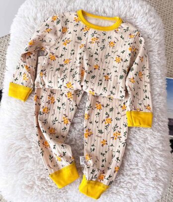 Pyjama beige à fleurs jaunes pour fillettes