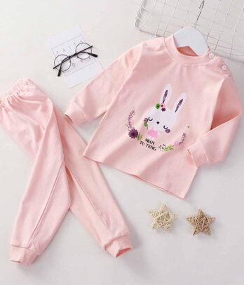 Pyjama rose pastel imprimé "Lapine", doux et confortable. Ensemble deux pièces idéal pour des nuits remplies de tendresse et de jolis rêves.