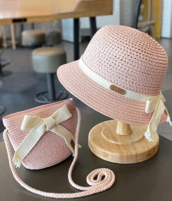 Ensemble de chapeau et sac en paille décoré de noeud blancs