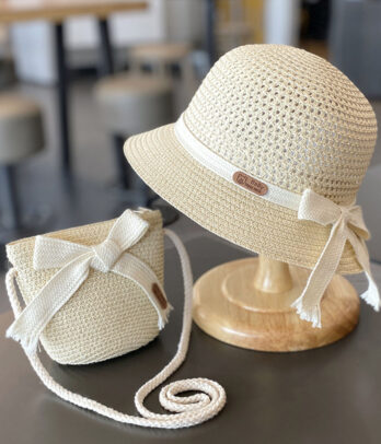 Ensemble de chapeau et sac en paille décoré de noeud blancs