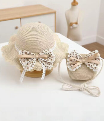 Ensemble de chapeau et sac en paille de couleur beige