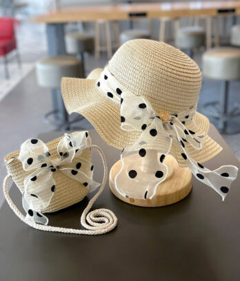 Ensemble de chapeau et sac en paille décoré de petits pois